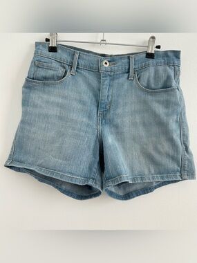 Levis Womens Mid-rise Denim Shorts in Light Wash size 8 Stretch Basic Summer